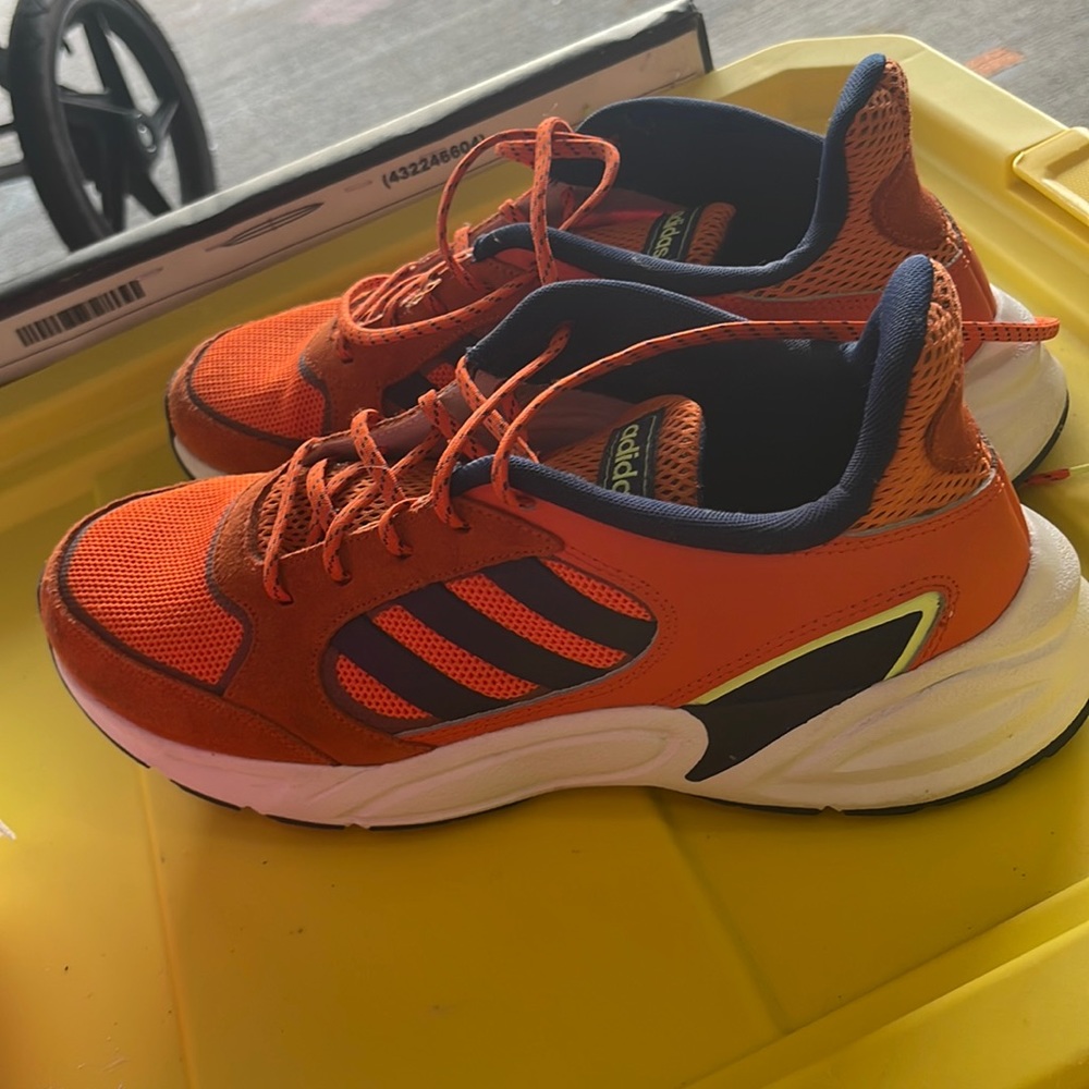 MENS SIZE 11 US CLIUDFOAM COMFORT ADIDAS TENNIS SHOE